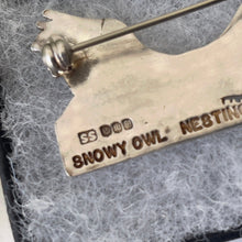 Cargar imagen en el visor de la galería, Vintage Scottish Silver Brooch, Snowy Owl Nesting On Fetlar, Shetland. Sterling Silver Figural Bird Brooch, Edinburgh 1967 Hallmarks.
