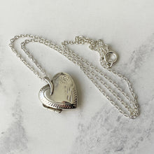 Lade das Bild in den Galerie-Viewer, Vintage Sterling Silver Love Heart Locket &amp; Chain. Engraved Sweetheart Locket Necklace. Puffy 2-Photo Apple Heart Locket, Belcher Chain
