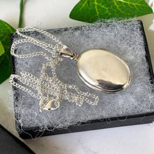 Carica l&#39;immagine nel visualizzatore di Gallery, Vintage Sterling Silver Edwardian Style Locket. Oval Engraved Fleur-de-Lis Photo Locket &amp; Curb Chain. Medium Size 2-Photo Locket Necklace
