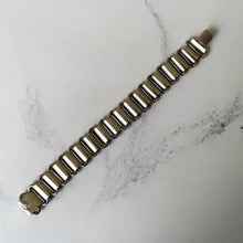 Lade das Bild in den Galerie-Viewer, Antique Victorian Sterling Silver Book Chain Bracelet. Victorian Aesthetic Engraved Wide  Bookchain Bracelet. Floral Engraved Belt Bracelet
