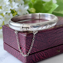 Carica l&#39;immagine nel visualizzatore di Gallery, Vintage English Silver Bangle Bracelet, Hallmarked 1965. Floral Engraved Petite/Girls Silver Bracelet. Narrow Sterling Silver Hinged Bangle
