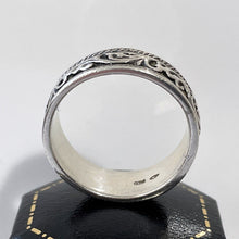 Cargar imagen en el visor de la galería, Vintage Danish Sterling Silver Ring. Silver &amp; Black Viking Wave Ring. Vintage Scandinavian Silver Wide Band Ring Size US 8/UK P.5/EU 57.
