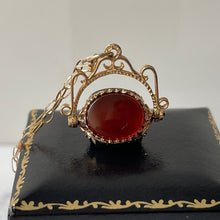 Lade das Bild in den Galerie-Viewer, Antique Victorian 9ct Gold Spinner Fob &amp; Chain. Bloodstone, Carnelian and Onyx 3 Sided Pendant/Charm. English Victorian Filigree Pendant Fob
