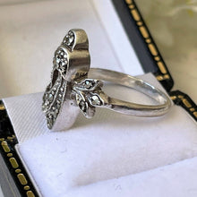 Cargar imagen en el visor de la galería, Antique Art Deco Silver Marcasite Ring. Vintage 1930s Ostrich Feather &amp; Flower Ring. Sterling Silver Elongated Oval Ring. Size L UK/5.75 US
