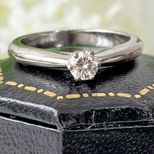 Cargar imagen en el visor de la galería, Vintage Diamond Solitaire Engagement Ring, 18ct White Gold. Classic Round Brilliant Cut 1/4ct Diamond Engagement Ring. Diamond Pinky Ring
