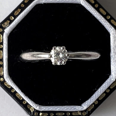 Vintage Diamond Solitaire Engagement Ring, 18ct White Gold. Classic Round Brilliant Cut 1/4ct Diamond Engagement Ring. Diamond Pinky Ring