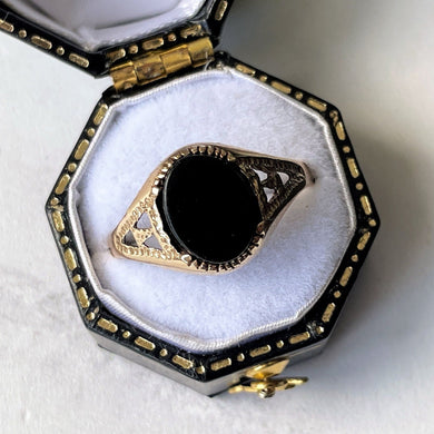 Vintage 9ct Gold Signet Ring. Black Oval Onyx Signet Seal Gold Ring. Engraved English Gold Open Work Ring, 1982 Hallmark. Size UK Q/US 8.25