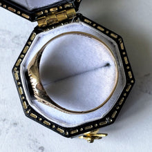 Charger l&#39;image dans la galerie, Vintage 9ct Gold Signet Ring. Black Oval Onyx Signet Seal Gold Ring. Engraved English Gold Open Work Ring, 1982 Hallmark. Size UK Q/US 8.25
