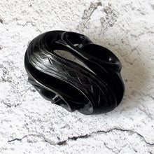 Carica l&#39;immagine nel visualizzatore di Gallery, Antique Victorian Whitby Jet Stylised Snake Brooch. Deep Carved English Jet Infinity Love Knot Brooch. Victorian Mourning Jewelry
