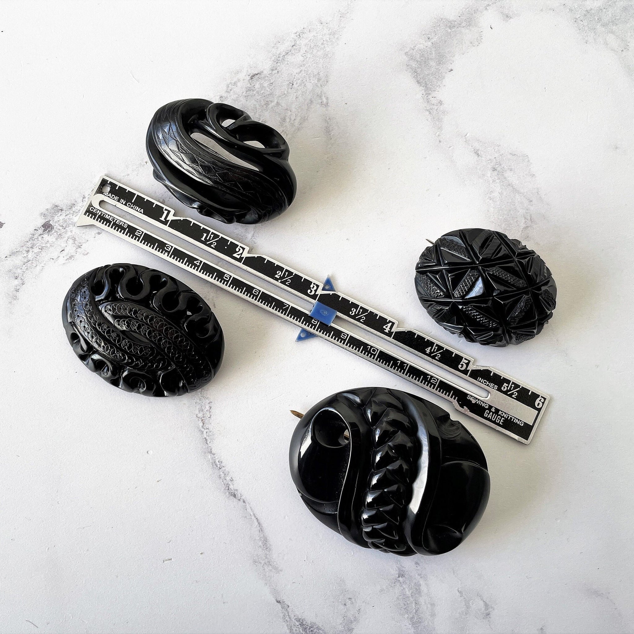 英国製ビンテージブローチ⑦ アンティーク ビクトリア朝 ウィットビー ジェット様式化されたヘビの