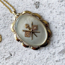 Lade das Bild in den Galerie-Viewer, Vintage 12 Carat Rolled Gold &amp; Pearl Locket Necklace. 1940s US Signal Corps Sweetheart Locket With Photo. American WW2 Patriotic Jewelry

