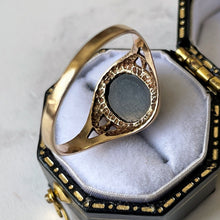 Lade das Bild in den Galerie-Viewer, Vintage 9ct Gold Signet Ring. Black Oval Onyx Signet Seal Gold Ring. Engraved English Gold Open Work Ring, 1982 Hallmark. Size UK Q/US 8.25

