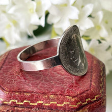 Carica l&#39;immagine nel visualizzatore di Gallery, Vintage Sterling Silver Coin Ring. Mens King George Thrupenny Bit Ring, 1936. Silver Maundy Money Ring. Unisex Large Finger Ring Size 9.75/T
