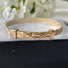 Carica l&#39;immagine nel visualizzatore di Gallery, Vintage 9ct Gold Baby Bangle. Diamond Engraved Rolled Gold Childs Bracelet. English Expanding Adjustable Bangle. Baptismal, Christening Gift
