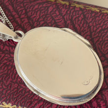 Lade das Bild in den Galerie-Viewer, Vintage Sterling Silver Engraved Lily Locket Necklace. Edwardian Art Nouveau Revival Oval Photo Locket Pendant, Andreas Daub, Germany
