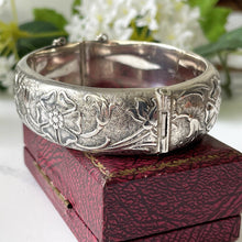 Carica l&#39;immagine nel visualizzatore di Gallery, Vintage Sterling Silver Engraved Tudor Rose Bracelet. Harrods of London Wide Hinged Bangle, 1971 Hallmark. Art Nouveau Style Floral Cuff
