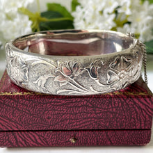 Charger l&#39;image dans la galerie, Vintage Sterling Silver Engraved Tudor Rose Bracelet. Harrods of London Wide Hinged Bangle, 1971 Hallmark. Art Nouveau Style Floral Cuff
