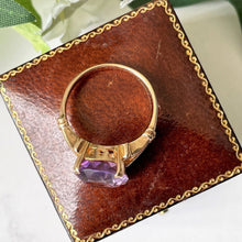Carica l&#39;immagine nel visualizzatore di Gallery, Vintage 1970s 9ct Yellow Gold Amethyst Solitaire Ring. Fat Oval 6 Carat Purple Amethyst Cocktail Statement Ring. Size K-1/2, US 5.5
