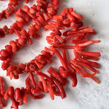 Lade das Bild in den Galerie-Viewer, Victorian Red Coral Nugget &amp; Frond Beaded Necklace
