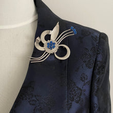 Cargar imagen en el visor de la galería, Huge Vintage 1940s Sterling Silver Retro Flower Brooch. Blue Crystal Rhinestone Statement Corsage Pin, Dorsons - Dorel USA. Art Deco Jewelry
