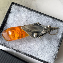 Lade das Bild in den Galerie-Viewer, Vintage Art Nouveau Baltic Amber Sterling Silver Pendant. Large Honey Cognac Amber Pendant. Golden Yellow Amber Lily Flower Pendant, Poland
