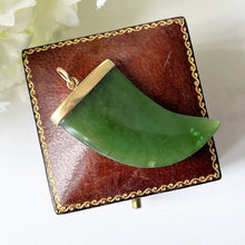 Lade das Bild in den Galerie-Viewer, Vintage 9ct Gold Nephrite Jade Tiger Claw Pendant. 1970&#39;s Carved Green Jade &amp; Yellow Gold Necklace Pendant.
