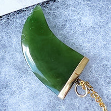 Lade das Bild in den Galerie-Viewer, Vintage 9ct Gold Nephrite Jade Tiger Claw Pendant. 1970&#39;s Carved Green Jade &amp; Yellow Gold Necklace Pendant.
