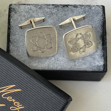 Cargar imagen en el visor de la galería, Vintage 1960s Silver Atomic Whirl Cufflinks. Big Square Faced Sterling Silver Atom Cufflinks. Mens Vintage Scientific Retro Jewellery
