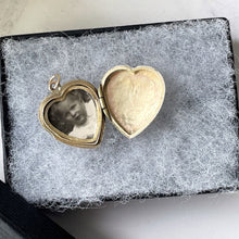 Cargar imagen en el visor de la galería, Antique Edwardian 9ct Gold Heart Locket Pendant. Floral Engraved 9ct Gold Back &amp; Front Photo Locket. Antique Yellow Gold Love Heart Locket
