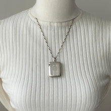 Carica l&#39;immagine nel visualizzatore di Gallery, Antique English Sterling Silver Vesta Case, circa 1913. Edwardian Novelty Hip Flask Vesta Keepsake Pendant. Machine Engraved Match Safe Fob.
