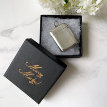 Carica l&#39;immagine nel visualizzatore di Gallery, Antique English Sterling Silver Vesta Case, circa 1913. Edwardian Novelty Hip Flask Vesta Keepsake Pendant. Machine Engraved Match Safe Fob.

