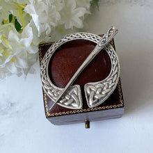 Lade das Bild in den Galerie-Viewer, Vintage Scottish Silver Celtic Ring Penannular Brooch. Sterling Silver Celtic Knot Tartan/Plaid Pin. Alexander Ritchie Style Ring Brooch
