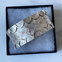 Cargar imagen en el visor de la galería, Victorian Silver &amp; Gold Wide Bangle Bracelet. Antique Aesthetic Engraved Sterling Silver Hinged Bangle. Victorian Japonesque Cuff Bracelet
