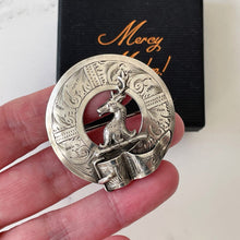 Carica l&#39;immagine nel visualizzatore di Gallery, Victorian Scottish Silver Belted Garter &amp; Stag Brooch. Antique Aesthetic Engraved Sterling Silver Ring Brooch. Victorian Plaid/Tartan Pin
