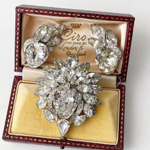 Cargar imagen en el visor de la galería, Vintage Eisenberg Clear Crystal Rhinestone Brooch &amp; Earring Set. Huge 1950s Austrian Crystal Diamanté Jewellery Set. Luxury Costume Jewelry
