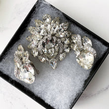 Cargar imagen en el visor de la galería, Vintage Eisenberg Clear Crystal Rhinestone Brooch &amp; Earring Set. Huge 1950s Austrian Crystal Diamanté Jewellery Set. Luxury Costume Jewelry
