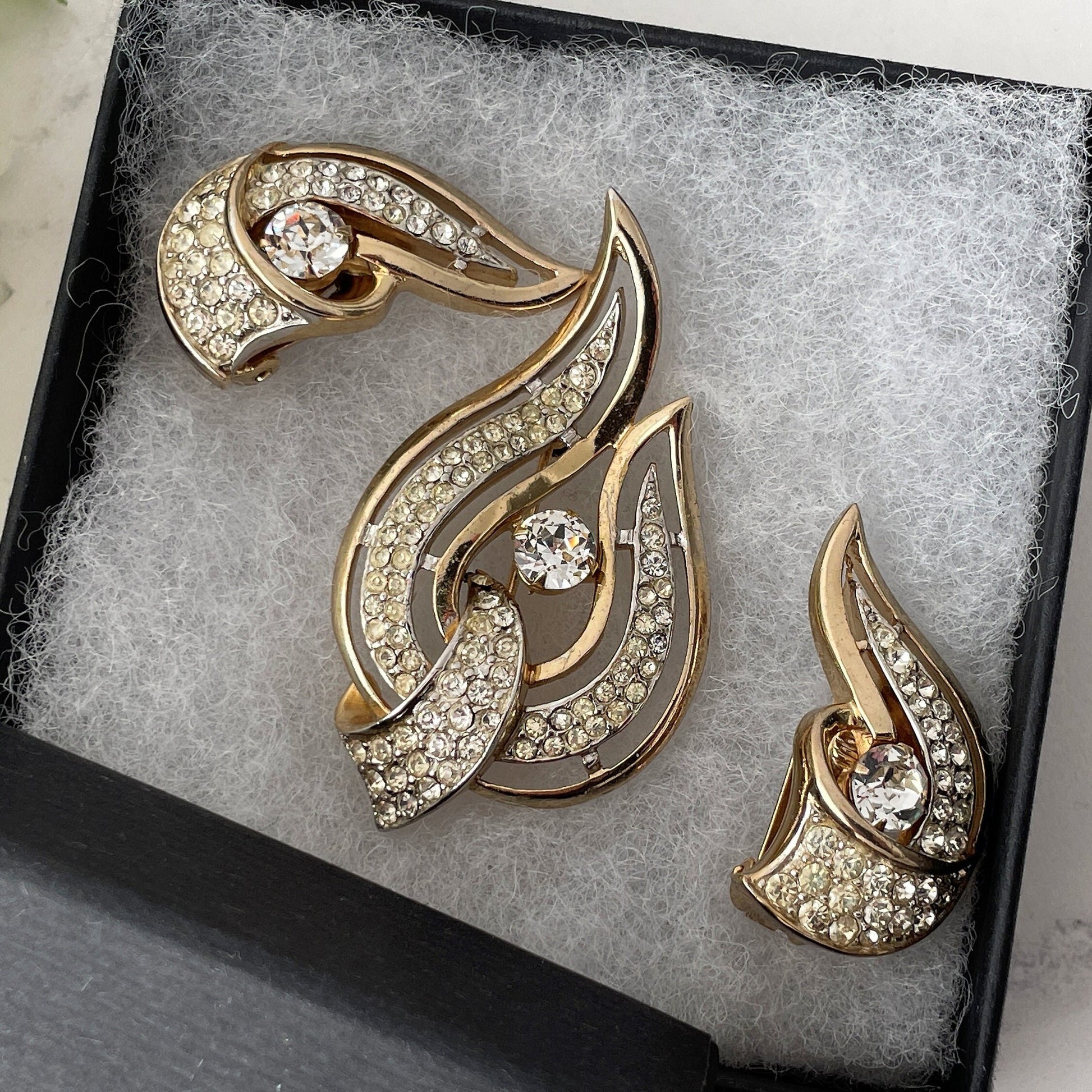 Vintage 1950s Kramer NY Brooch & Clip Earring Set. Retro Paisley Pattern Crystal Rhinestone Brooch, Earring Set. 1940s Costume Jewellery