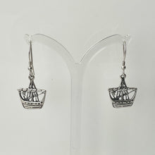 Cargar imagen en el visor de la galería, Vintage Scottish Iona Silver Viking Ship Earrings. Alexander Ritchie Longship Earrings. Figural Earrings, Edinburgh Silver Hallmarks
