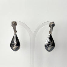 Lade das Bild in den Galerie-Viewer, 1930s Art Deco Niello Silver Drop Earrings. Antique Siam Nielloware Sterling Silver Pendant Earrings. Vintage Screw Back Silver Earrings
