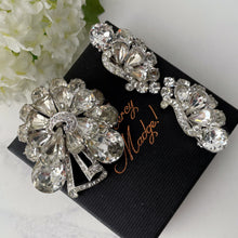 Cargar imagen en el visor de la galería, Vintage Eisenberg Clear Crystal Flower Bouquet Brooch &amp; Earring Set. Huge 1940s Austrian Crystal Diamanté Luxury Costume Jewellery Set.
