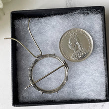 Carica l&#39;immagine nel visualizzatore di Gallery, Queen Victoria Jubilee Head Silver Shilling Coin Brooch
