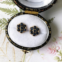 Charger l&#39;image dans la galerie, Vintage 9ct Gold Sapphire Cluster Earrings. Yellow Gold Daisy Flower Stud Earrings. Petite/Minimalist Rose Cut Blue Sapphire Earrings
