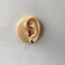 Charger l&#39;image dans la galerie, Vintage 9ct Gold Sapphire Cluster Earrings. Yellow Gold Daisy Flower Stud Earrings. Petite/Minimalist Rose Cut Blue Sapphire Earrings
