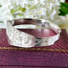 Carica l&#39;immagine nel visualizzatore di Gallery, Vintage Art Deco Floral Engraved Sterling Silver Bracelet. English Silver Adjustable Bangle, Chester 1946. Edwardian Revival Bangle Bracelet
