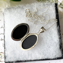 Carica l&#39;immagine nel visualizzatore di Gallery, Vintage English Sterling Silver Oval Locket Pendant &amp; Chain. Small Floral Oval Locket Necklace. 1970s Antique Style Photo Locket.
