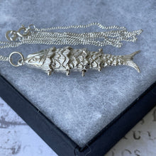 Carica l&#39;immagine nel visualizzatore di Gallery, Vintage  Silver Articulated Fish Pendant Necklace. Sterling Silver Novelty Fish Pendant &amp; Chain. Chinese Koi Carp Good Luck Amulet Pendant
