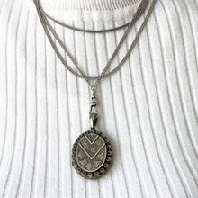 Carica l&#39;immagine nel visualizzatore di Gallery, Victorian Silver 55” Long Guard Chain Necklace With Swivel Clip. Antique Sterling Silver Curb Chain Sautoir Necklace. Victorian Muff Chain
