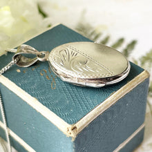 Carica l&#39;immagine nel visualizzatore di Gallery, Vintage English Sterling Silver Oval Locket Pendant &amp; Chain. Small Floral Oval Locket Necklace. 1970s Antique Style Photo Locket.
