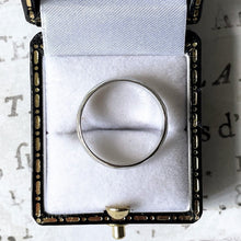 Load image into Gallery viewer, Vintage 9ct White Gold Patterned Wedding Band Ring. Star &amp; Sunburst 5mm Band Ring. 1970s Wedding Ring, London Hallmark, Sz M-1/2 UK, 6.5 US
