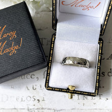 Lade das Bild in den Galerie-Viewer, Vintage 9ct White Gold Patterned Wedding Band Ring. Star &amp; Sunburst 5mm Band Ring. 1970s Wedding Ring, London Hallmark, Sz M-1/2 UK, 6.5 US
